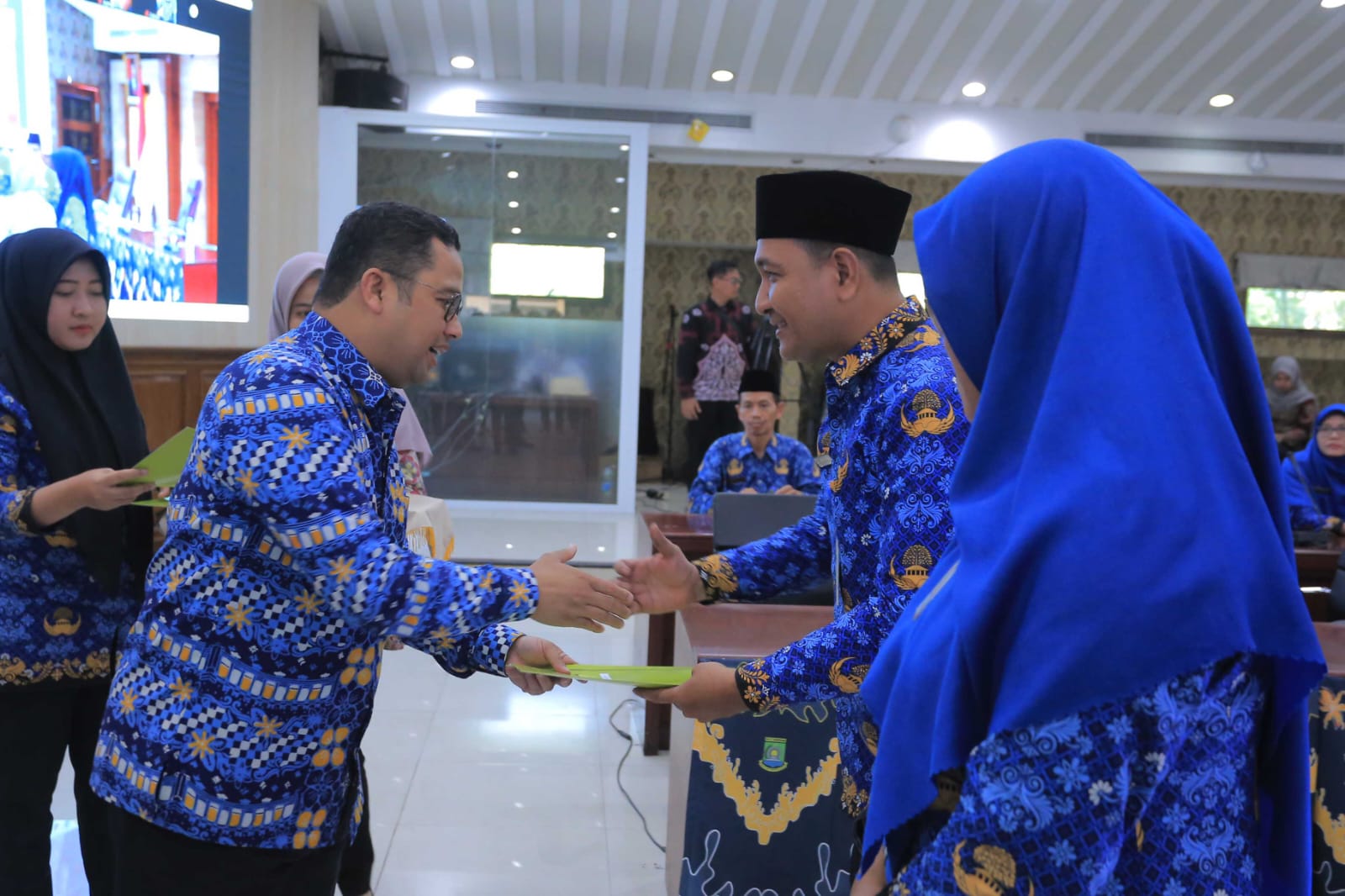 Walikota Tangerang Serahkan SK 80 Guru Menjadi Kepsek.